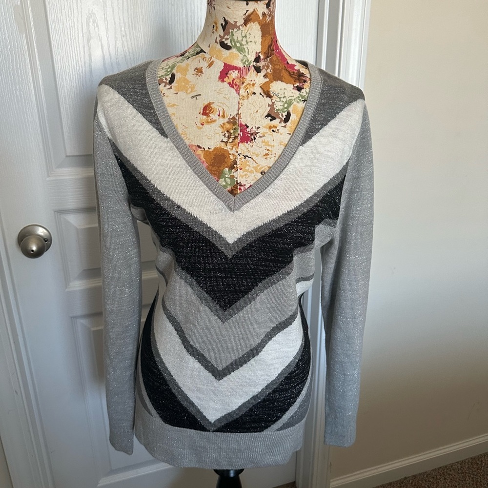 NY&CO - GRAY/BLACK V-NECK SWEATER
